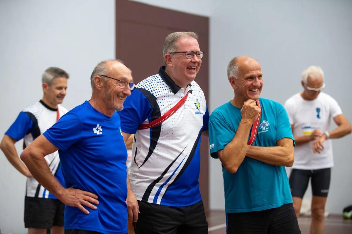 Gemeinderatspräsident Patrick Schärli in der Männerriege Dübendorf.